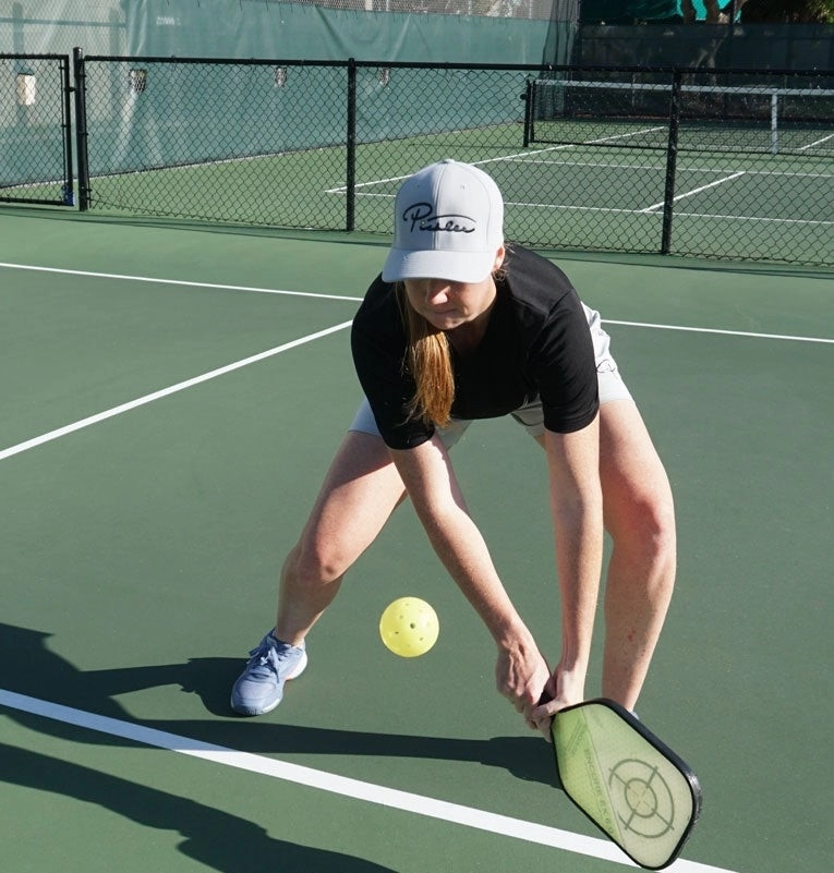 Lợi ích của việc sử dụng kỹ thuật Dink Backhand bằng 2 tay trong Pickleball
