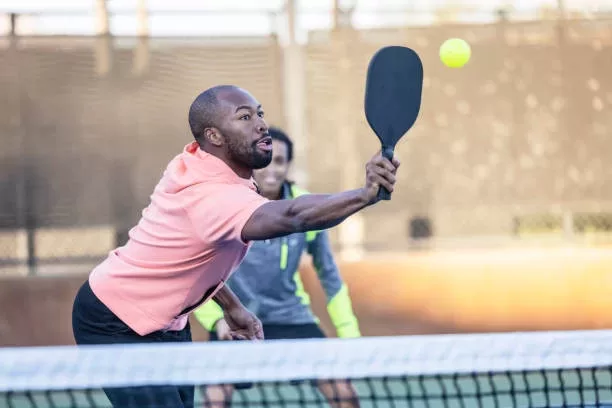 Đánh bóng sâu vào cuối sân tạo lợi thế trong chiến thuật đánh đơn Pickleball