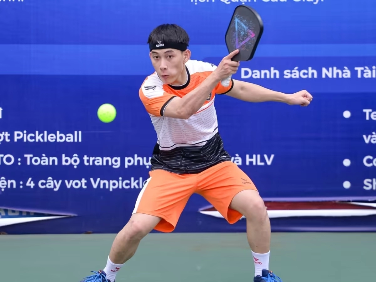 Trả giao bóng ở giữa sân trong chiến thuật đánh đơn Pickleball