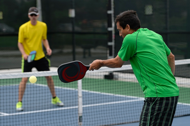 Luôn giữ bóng ở thấp trong chiến thuật đánh đơn Pickleball