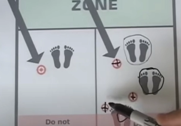 Ép đổi thủ lùi về vạch cuối sân trong chiến thuật đánh đôi Pickleball