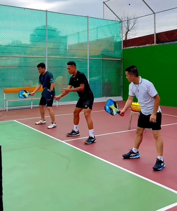 Hướng dẫn chi tiết kỹ thuật Volley trái tay trong Pickleball