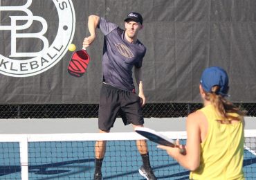 Hướng dẫn cách phòng ngự Chicken Wing Pickleball chi tiết và dễ hiểu nhất