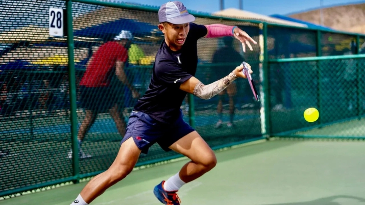 Người chơi đang sử dụng kỹ thuật Block trong một trấn đấu pickleball