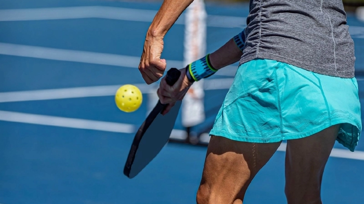 Người chơi Pickleball đang sử dụng vợt để phòng thủ bóng