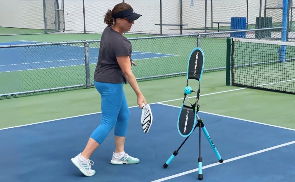 Luyện tập kỹ thuật topspin với máy bắn bóng